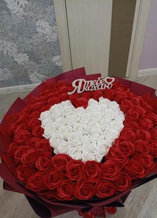 Букет 101 червона мильна троянда в кальці "романтично"2 фото