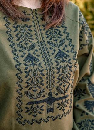 Льняная женская вышиванка современная патриотическая вышиванка хаки с невероятной вышивкой