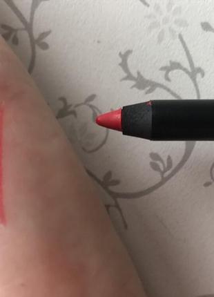 Гелевый карандаш для губ красный2 фото