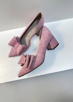 Розовые пудровые замшевые туфли лодочки на низком каблуке2 фото