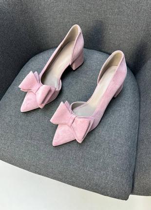 Розовые пудровые замшевые туфли лодочки на низком каблуке5 фото