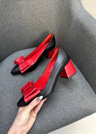 Черные кожаные туфли с красным бантиком много цветов
