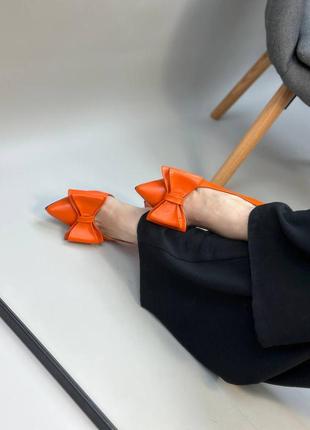 Оранжеві помаранчеві шкіряні туфлі човники з багтиком з гострим носком