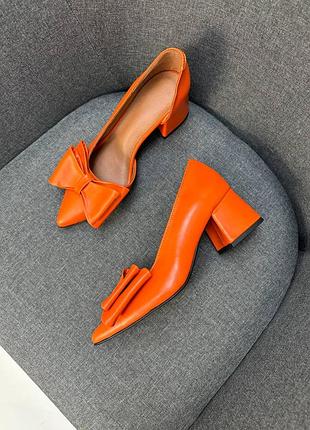 Оранжеві помаранчеві шкіряні туфлі човники з багтиком з гострим носком