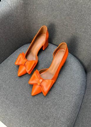 Оранжеві помаранчеві шкіряні туфлі човники з багтиком з гострим носком