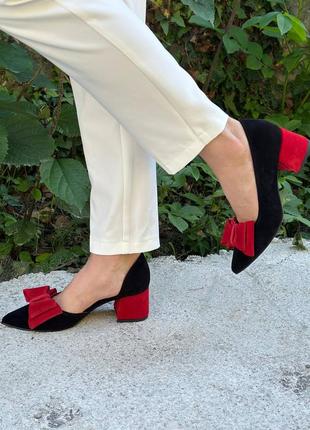 Черные замшевые туфли лодочки с красным бантиком2 фото