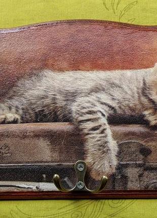 Ключниця настінна вішалка "кіт на валізі".1 фото