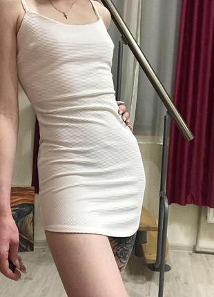 ❤️👗трендове біле коротке плаття на бретелях🔥 міні-сукня по фігурі boohoo😱 сексуальний сарафан💃4 фото