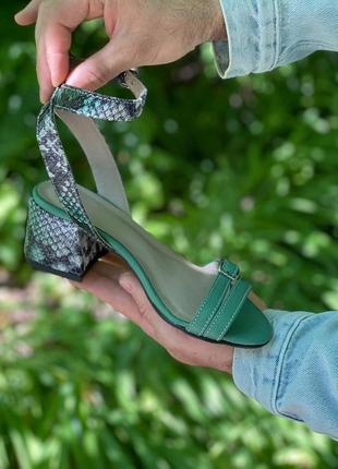 Эксклюзивные босоножки из итальянской кожи и замши женские на каблуке с ремешками3 фото