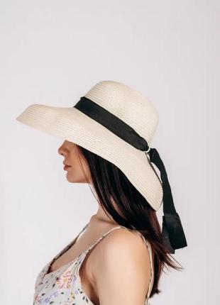 Широкополая женская молочная шляпа с черной лентой, опущенные поля2 фото