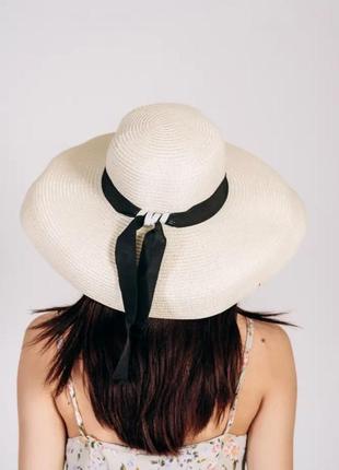 Широкополая женская молочная шляпа с черной лентой, опущенные поля3 фото
