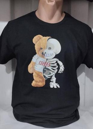 Чоловіча чорна футболка з принтом — стильна футболка для хлопців