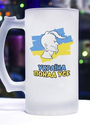 Пивной бокал с надписью "пиво – это зло, но саша не ссыкло"