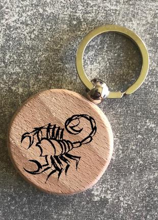 Круглий дерев’яний брелок з зображенням  зодіака «скорпіон»