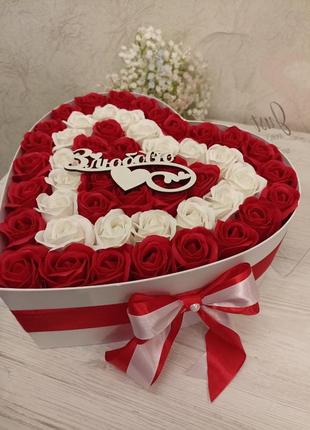 Букет из 35 мыльной розы в коробке-сердце "с любовью"1 фото