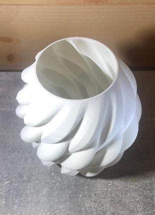 Геометрическая, декоративная, тонкостенная ваза.