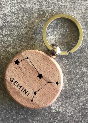 Круглий дерев’яний брелок з сузір’ям  зодіака «близнюки»