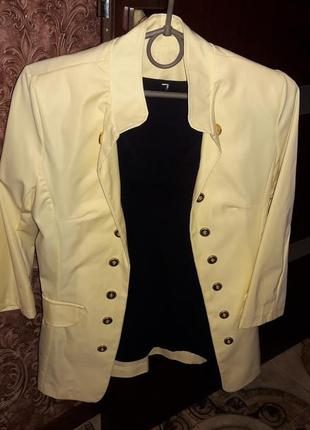 Симпатичний приталений піджак ніжно-жовтого кольору