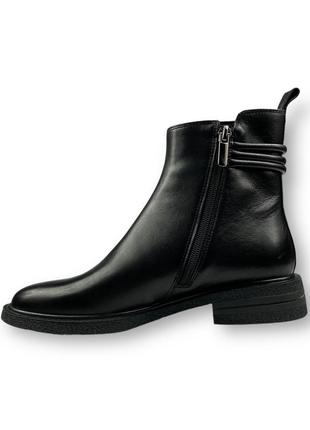 Женские кожаные деми ботинки черные классические на низком каблуке с молнией 1f3697-0900-a1780b molka 25662 фото