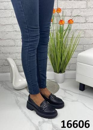 Жіночі натуральні шкіряні туфлі чорного кольору, шкіряні жіночі лофери з декором3 фото