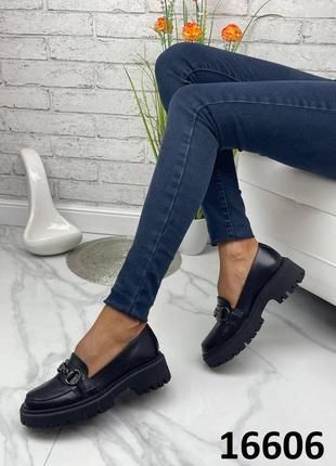 Жіночі натуральні шкіряні туфлі чорного кольору, шкіряні жіночі лофери з декором1 фото