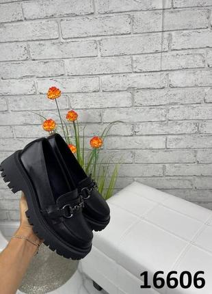 Жіночі натуральні шкіряні туфлі чорного кольору, шкіряні жіночі лофери з декором4 фото