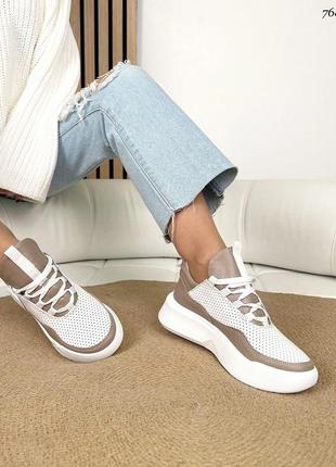Стильні шкіряні кросівки біло-бежевого кольору з перфорацією, комфортні натуральні кросівки