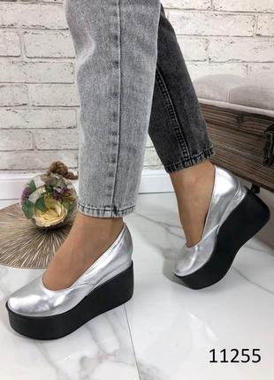 Жіночі натуральні шкіряні туфлі срібного  кольору, шкіряні жіночі туфлі на платформі1 фото