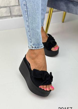 Жіночі натуральні замшеві шльопанці з бантом чорного кольору, комфортні шльопанці на танкетці