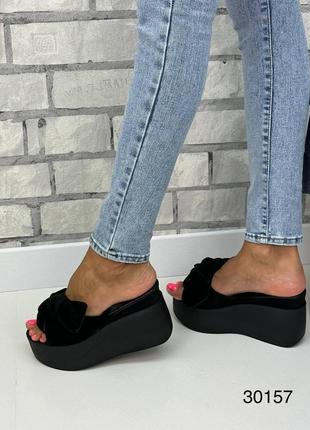 Жіночі натуральні замшеві шльопанці з бантом чорного кольору, комфортні шльопанці на танкетці