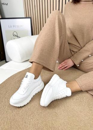 Стильні шкіряні кросівки білого кольору, комфортні натуральні кросівки на шнурівці5 фото