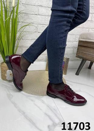 Жіночі натуральні лакові туфлі бордового кольору, лакові туфлі на шнурівці1 фото