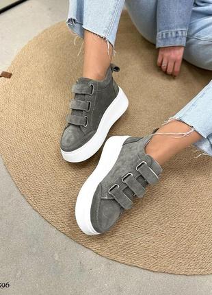 Стильні високі замшеві кросівки сірого кольору, комфортні натуральні кросівки на липучках