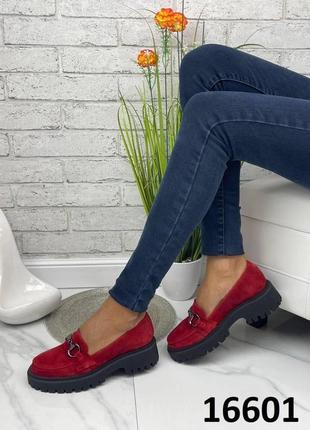 Жіночі натуральні замшеві туфлі червоного кольору, замшеві жіночі лофери з декором