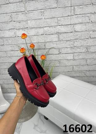 Жіночі натуральні шкіряні туфлі червоного кольору, шкіряні жіночі лофери з декором2 фото
