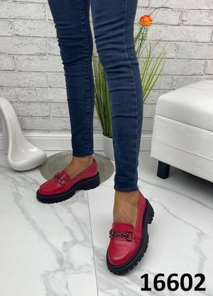 Жіночі натуральні шкіряні туфлі червоного кольору, шкіряні жіночі лофери з декором3 фото