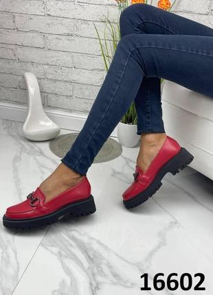 Жіночі натуральні шкіряні туфлі червоного кольору, шкіряні жіночі лофери з декором