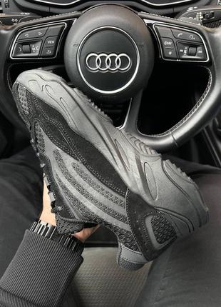 Чоловічі кросівки adidas yeezy boost 700 v2 all black9 фото