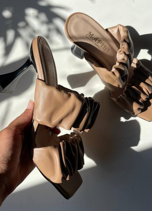 Модельные кожаные босоножки сабо