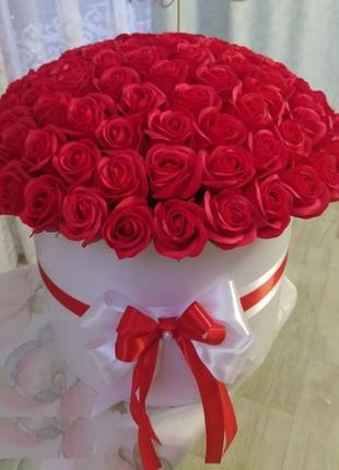 Букет из 101 мыльной розы в шляпной коробке1 фото