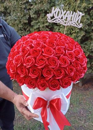 Букет зі 101 мильної троянди в капелюшній коробці3 фото