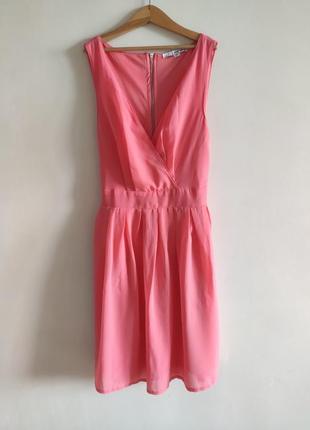 Ніжно-рожева барбі сукня з глибоким v вирізом