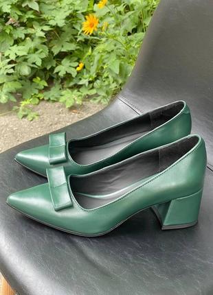 Зеленые кожаные туфли лодочки с бантиком много цветов3 фото