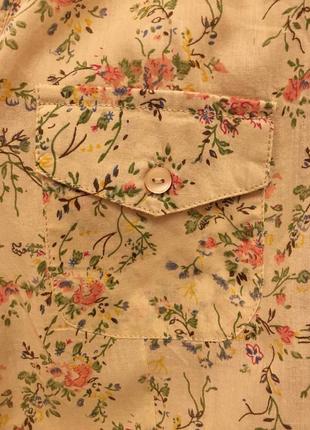 Дуже красива та стильна брендова сорочка у квіточках.