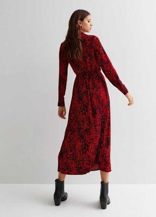Красное платье-миди с запахом и длинными рукавами с леопардовым принтом2 фото