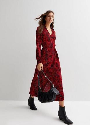 Красное платье-миди с запахом и длинными рукавами с леопардовым принтом