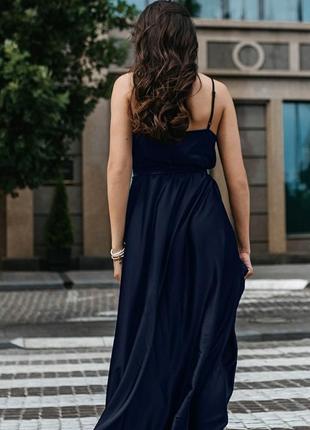 Элегантное платье на тонких бретелях темно-синего цвета2 фото