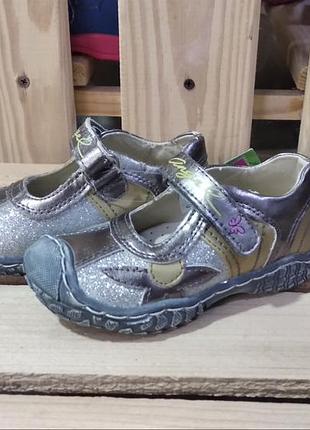 Туфли для девочек с защитой носочка