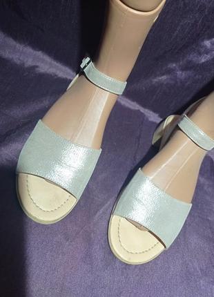 Босоніжки шкіряні з сріблястим напиленням виробництва україни розмір 37,5 38 недорого