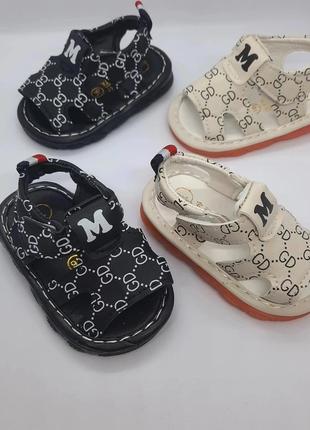 Босоніжки для найменших , легеньні , є пищалка , босоножки